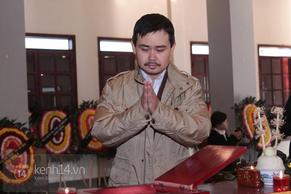 X&uacute;c động lễ viếng nghệ sĩ Tuấn Dương 27