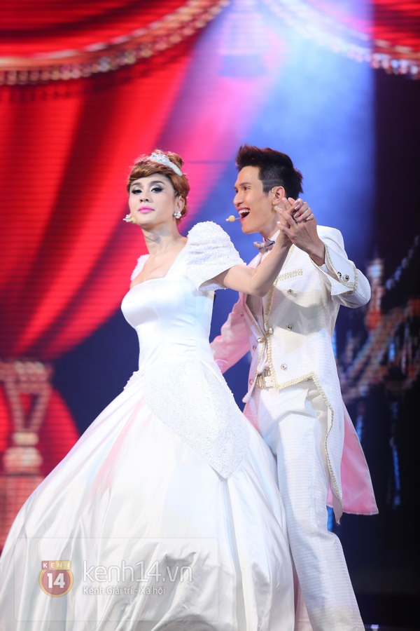 Lâm Chi Khanh thay 11 bộ trang phục trong show riêng 8