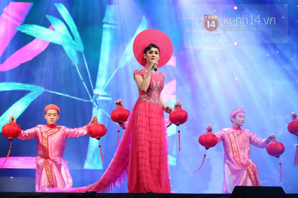 Lâm Chi Khanh thay 11 bộ trang phục trong show riêng 17