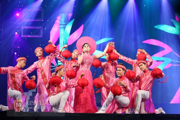 Lâm Chi Khanh thay 11 bộ trang phục trong show riêng 18