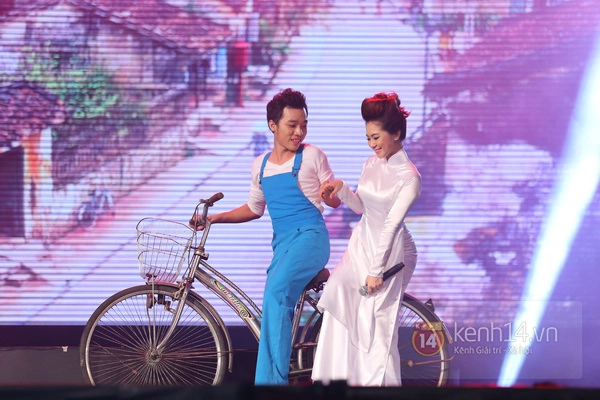 Lâm Chi Khanh thay 11 bộ trang phục trong show riêng 25
