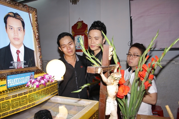 2013: 1 năm nhiều nước mắt với làng văn nghệ Việt 24