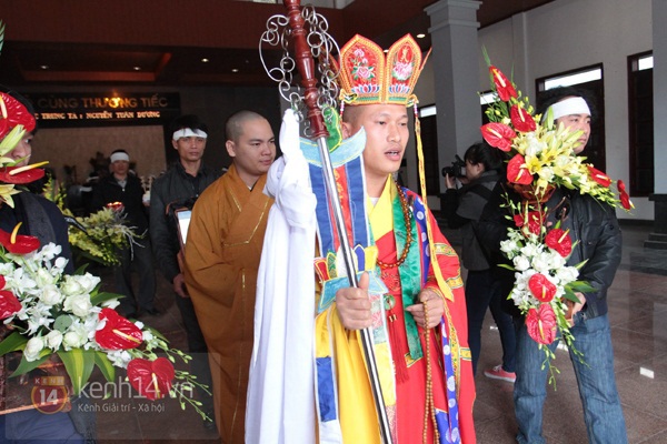 X&uacute;c động lễ viếng nghệ sĩ Tuấn Dương 46