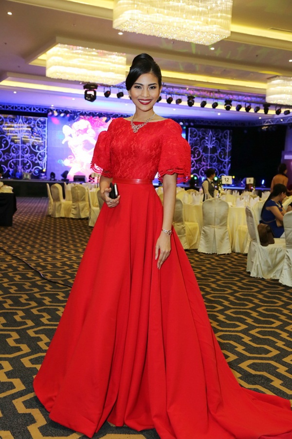 Angela Phương Trinh khác lạ nổi bật giữa dàn sao lớn 19