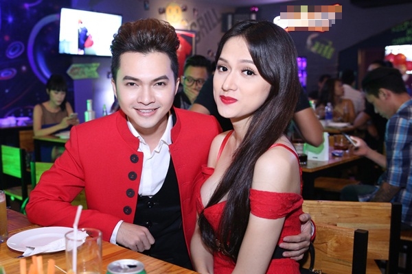 Hương Giang Idol hở ngực quá đà trong sự kiện 4