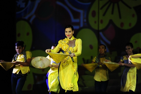 Mỹ T&acirc;m, Thu Minh, H&agrave; Hồ tỏa s&aacute;ng tr&ecirc;n c&ugrave;ng s&acirc;n khấu 3