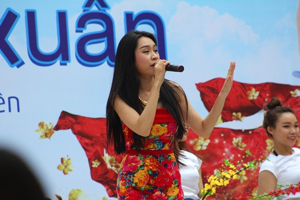 365, Đinh Hương hát "sung" dưới trời nắng gắt 12