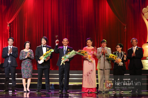Đông Nhi... bạt tai Noo Phước Thịnh khi được công bố thắng giải "Mai Vàng" 10