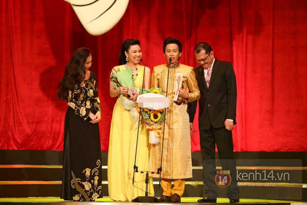 Đông Nhi... bạt tai Noo Phước Thịnh khi được công bố thắng giải "Mai Vàng" 18