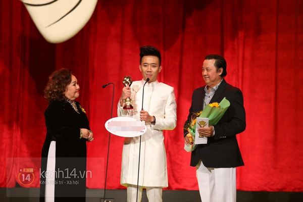 Đông Nhi... bạt tai Noo Phước Thịnh khi được công bố thắng giải "Mai Vàng" 19