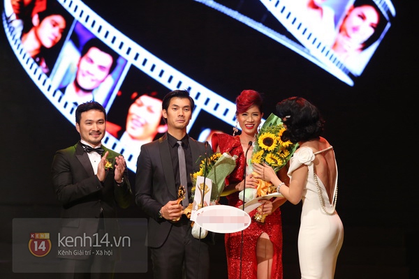 Đông Nhi... bạt tai Noo Phước Thịnh khi được công bố thắng giải "Mai Vàng" 23