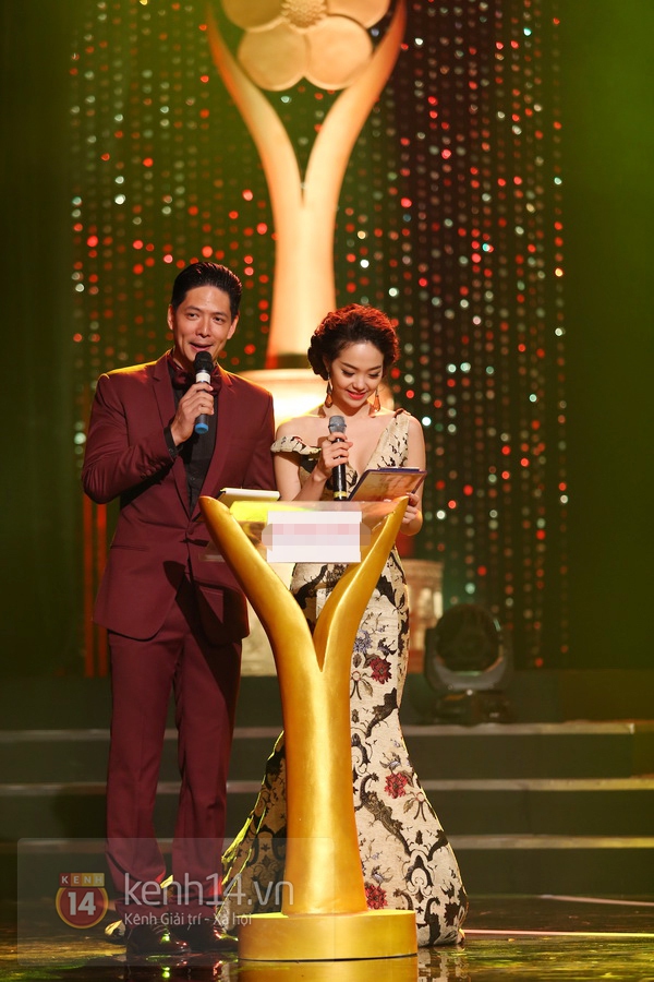 Đông Nhi... bạt tai Noo Phước Thịnh khi được công bố thắng giải "Mai Vàng" 25