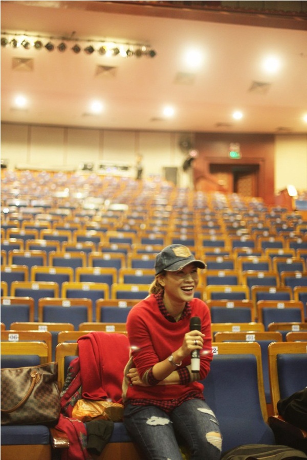 Mỹ T&acirc;m đ&aacute;ng y&ecirc;u v&agrave; c&aacute; t&iacute;nh tr&ecirc;n s&agrave;n tập liveshow 7