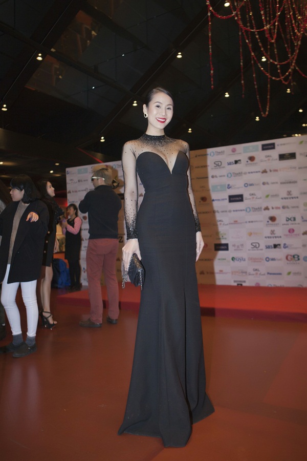 Ngọc Trinh diện váy 200 triệu hội ngộ Kim Woo Bin 15