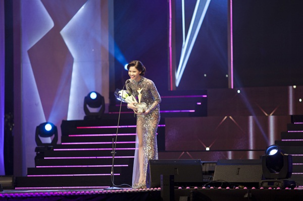 Ngọc Trinh diện v&aacute;y 200 triệu hội ngộ Kim Woo Bin 11