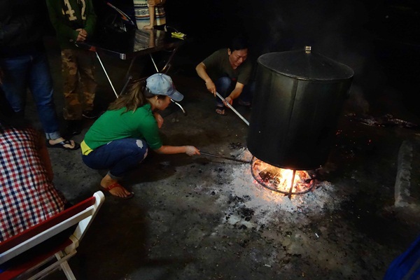Mỹ Tâm đáng yêu gói bánh Tét và làm mứt đón Tết 18