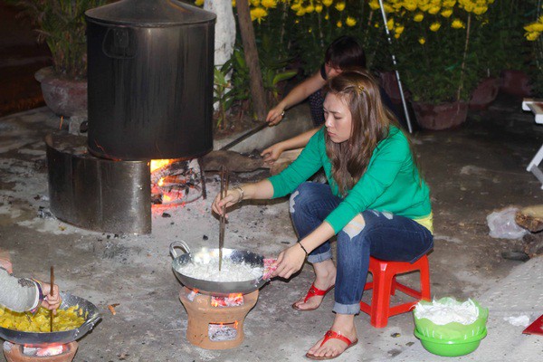 Mỹ Tâm đáng yêu gói bánh Tét và làm mứt đón Tết 23