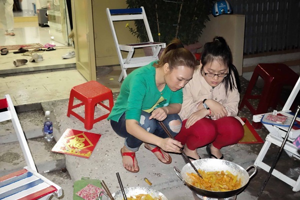 Mỹ Tâm đáng yêu gói bánh Tét và làm mứt đón Tết 22