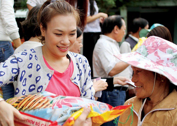 Mỹ Tâm cùng cha mẹ đi từ thiện dịp cuối năm 18
