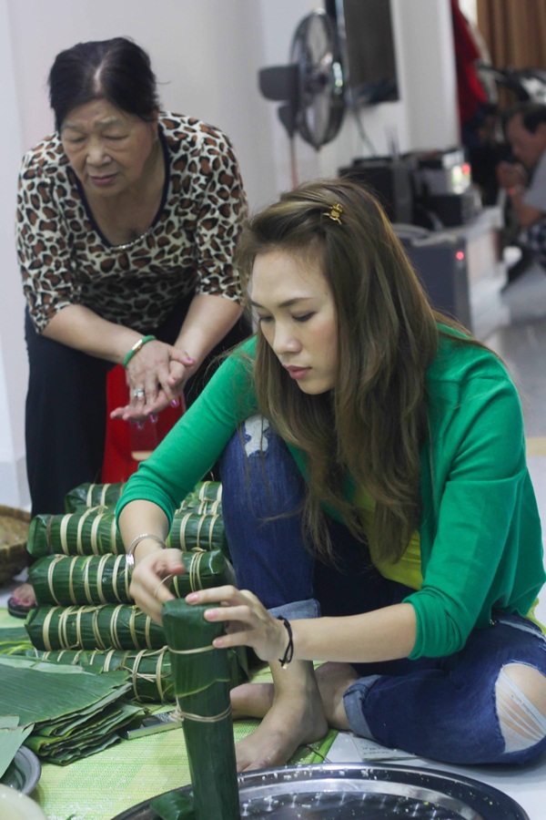 Mỹ Tâm đáng yêu gói bánh Tét và làm mứt đón Tết 6