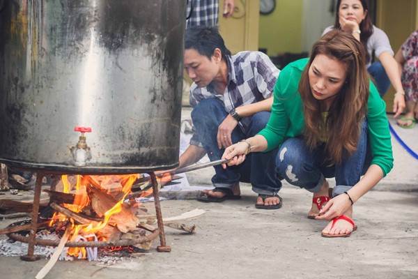 Mỹ Tâm đáng yêu gói bánh Tét và làm mứt đón Tết 15