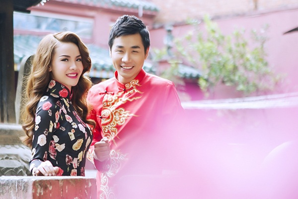 Bộ đôi MC "Bước nhảy hoàn vũ 2014" hẹn hò đi chùa cuối năm  11