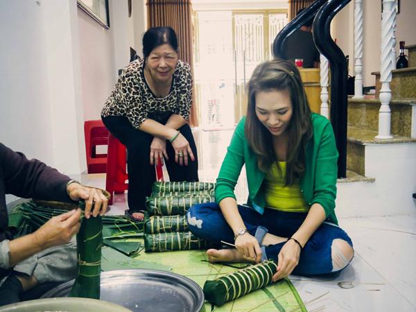 Mỹ Tâm đáng yêu gói bánh Tét và làm mứt đón Tết 8