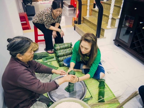 Mỹ Tâm đáng yêu gói bánh Tét và làm mứt đón Tết 9