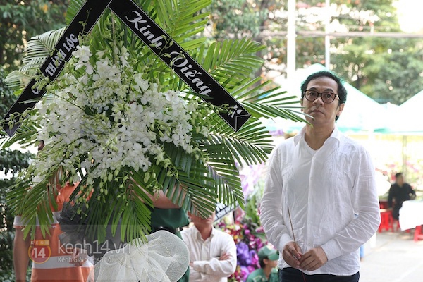 Đông đảo nghệ sĩ đến viếng đám tang nhà văn Nguyễn Quang Sáng 25