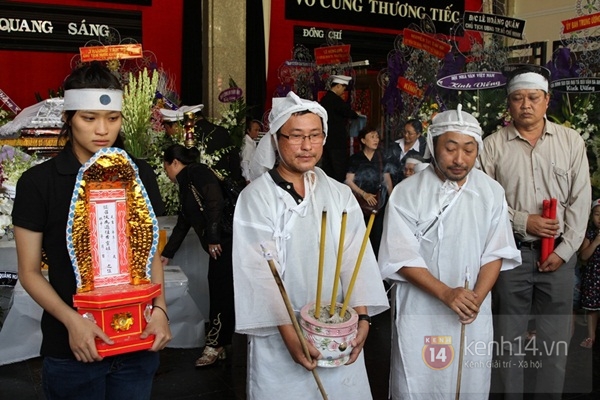 Đạo diễn Nguyễn Quang Dũng lau vội nước mắt sau lễ truy điệu của bố 8 Đạo diễn Nguyễn Quang Dũng lau vội nước mắt sau lễ truy điệu của bố 8