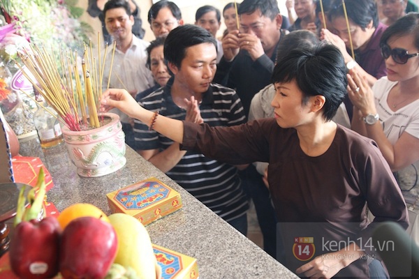Đạo diễn Nguyễn Quang Dũng lau vội nước mắt sau lễ truy điệu của bố 25 Đạo diễn Nguyễn Quang Dũng lau vội nước mắt sau lễ truy điệu của bố 25