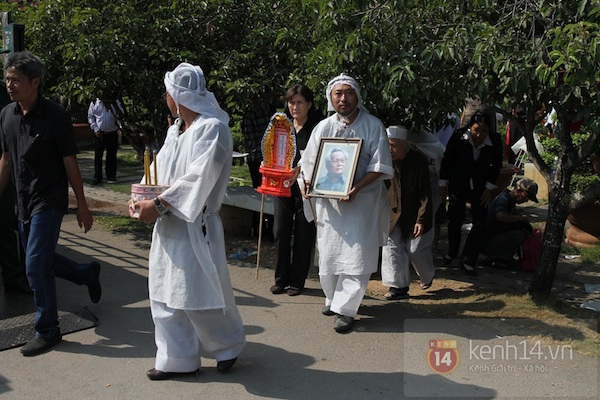 Đạo diễn Nguyễn Quang Dũng lau vội nước mắt sau lễ truy điệu của bố 19 Đạo diễn Nguyễn Quang Dũng lau vội nước mắt sau lễ truy điệu của bố 19