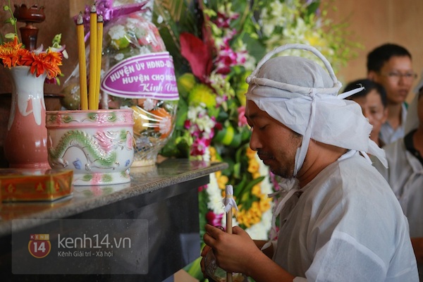 Đạo diễn Nguyễn Quang Dũng lau vội nước mắt sau lễ truy điệu của bố 23 Đạo diễn Nguyễn Quang Dũng lau vội nước mắt sau lễ truy điệu của bố 23