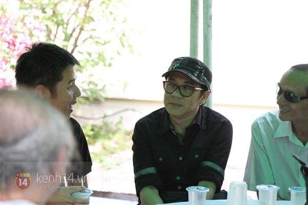 Đạo diễn Nguyễn Quang Dũng lau vội nước mắt sau lễ truy điệu của bố 40 Đạo diễn Nguyễn Quang Dũng lau vội nước mắt sau lễ truy điệu của bố 40