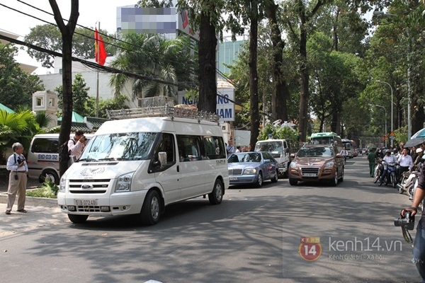 Đạo diễn Nguyễn Quang Dũng lau vội nước mắt sau lễ truy điệu của bố 17