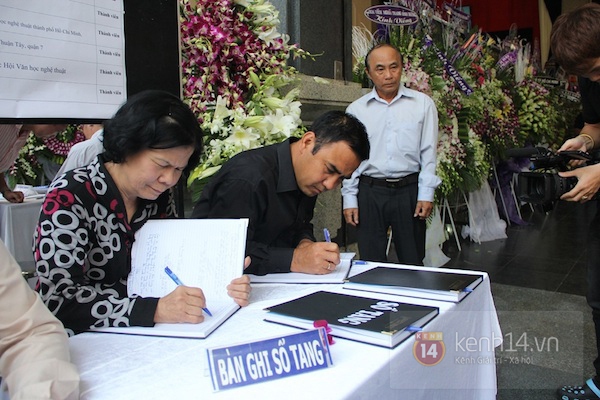 Đông đảo nghệ sĩ đến viếng đám tang nhà văn Nguyễn Quang Sáng 10