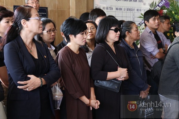 Đạo diễn Nguyễn Quang Dũng lau vội nước mắt sau lễ truy điệu của bố 28 Đạo diễn Nguyễn Quang Dũng lau vội nước mắt sau lễ truy điệu của bố 28