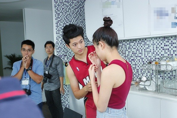 Harry Lu chăm sóc cho Hoàng Thùy Linh như người yêu 5