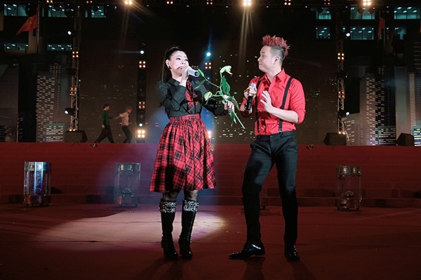 Quang Dũng - Thanh Thảo hôn nhau say đắm trên sân khấu 22