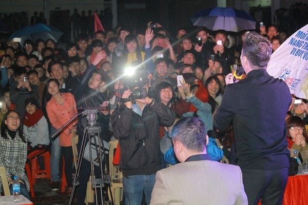 X-Factor Việt Nam: Hàng nghìn thí sinh đội mưa để gặp giám khảo Mr.Đàm 13