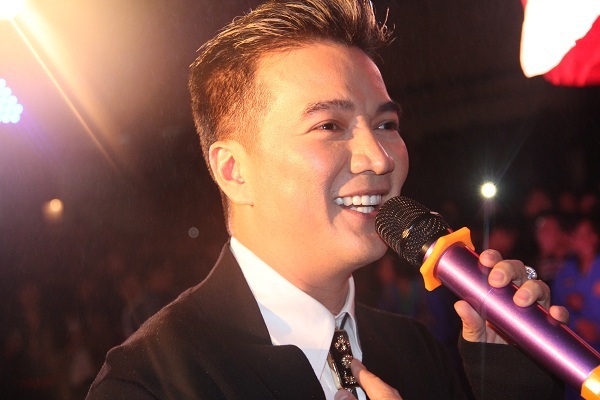 X-Factor Việt Nam: Hàng nghìn thí sinh đội mưa để gặp giám khảo Mr.Đàm 7