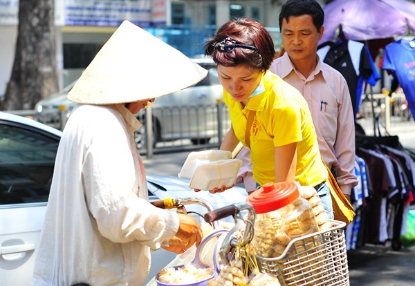 Maya, Trang Trần xắn tay áo nấu cơm từ thiện   28