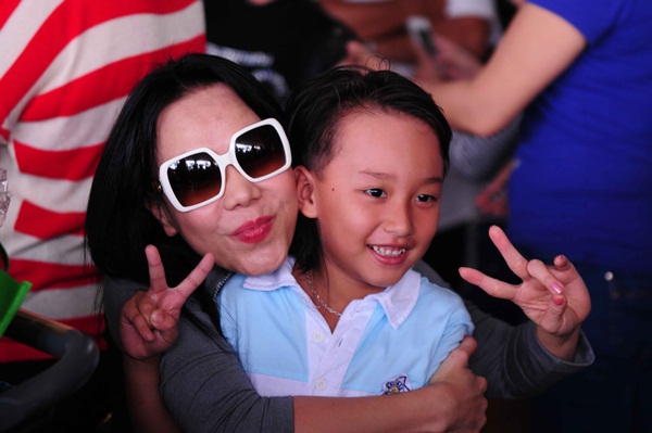 Bố mẹ Trấn Thành ra sân bay đón con trai và Việt Hương trở về từ Mỹ 15