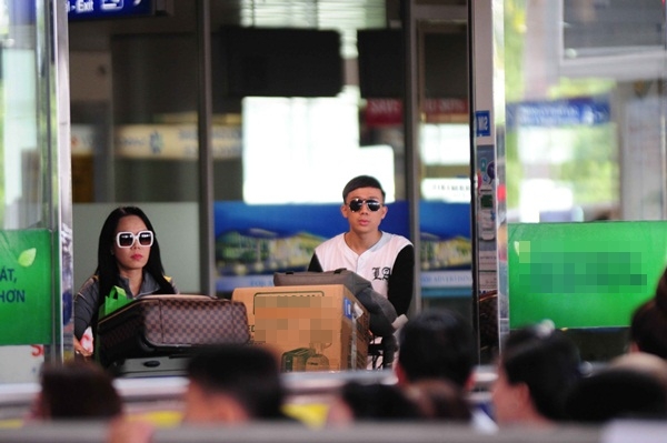 Bố mẹ Trấn Thành ra sân bay đón con trai và Việt Hương trở về từ Mỹ 1