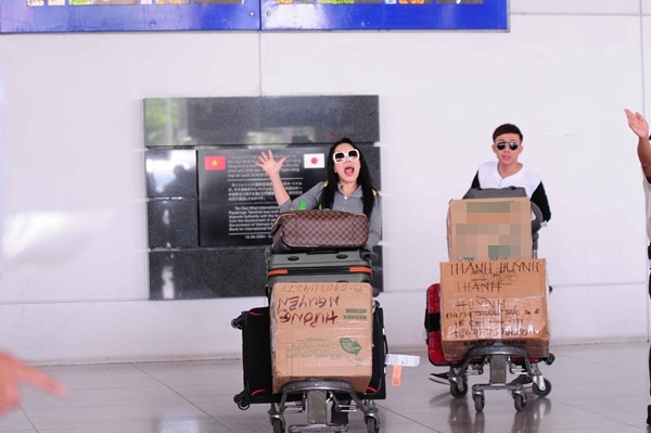 Bố mẹ Trấn Thành ra sân bay đón con trai và Việt Hương trở về từ Mỹ 2