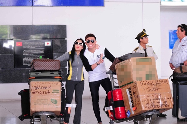 Bố mẹ Trấn Thành ra sân bay đón con trai và Việt Hương trở về từ Mỹ 3
