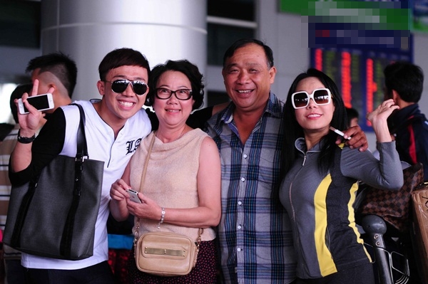 Bố mẹ Trấn Thành ra sân bay đón con trai và Việt Hương trở về từ Mỹ 7