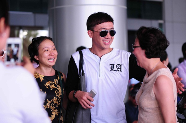 Bố mẹ Trấn Thành ra sân bay đón con trai và Việt Hương trở về từ Mỹ 10
