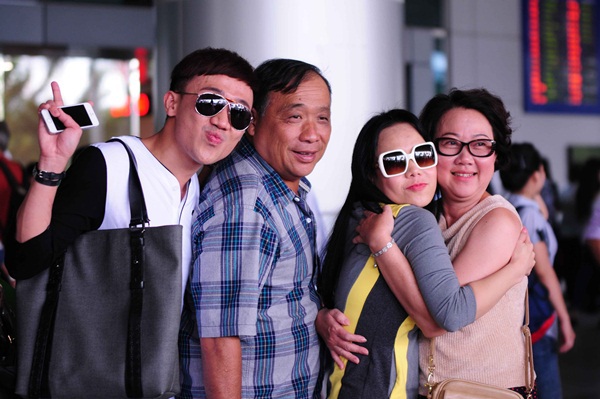 Bố mẹ Trấn Thành ra sân bay đón con trai và Việt Hương trở về từ Mỹ 8