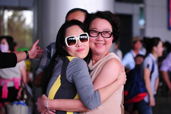 Bố mẹ Trấn Thành ra sân bay đón con trai và Việt Hương trở về từ Mỹ 9